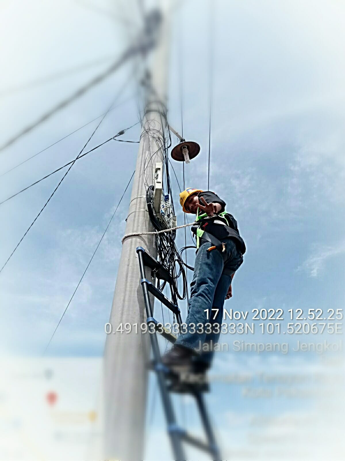 We are company servoces for Installastin and activation Internet service "Fiber to the Home Iconet Project"